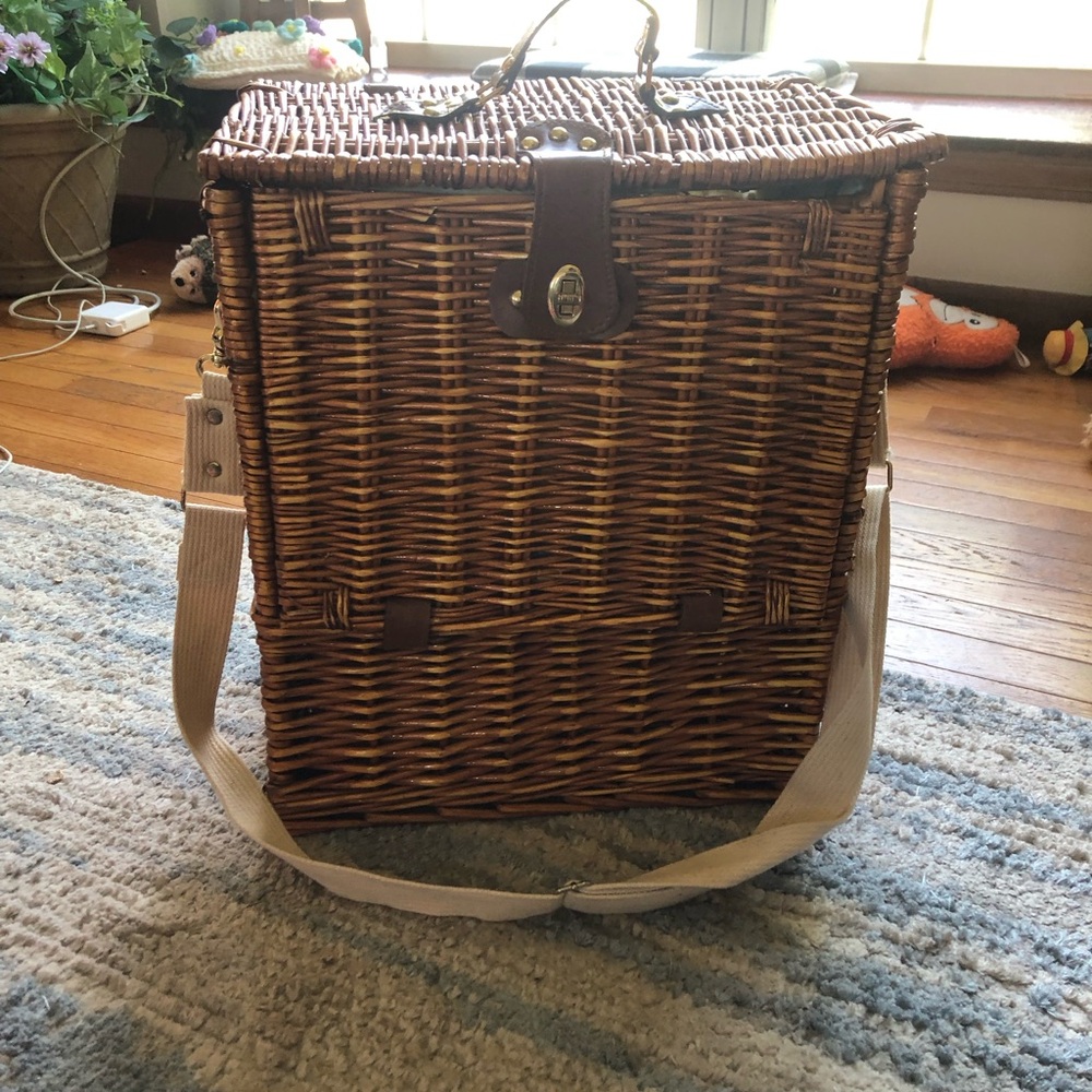 Vintage picnic basket/hamper—fully stocked!